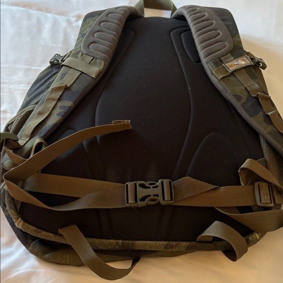 The NORTH FACE Heckler camo patterned backpack - Picture 5 of 13
